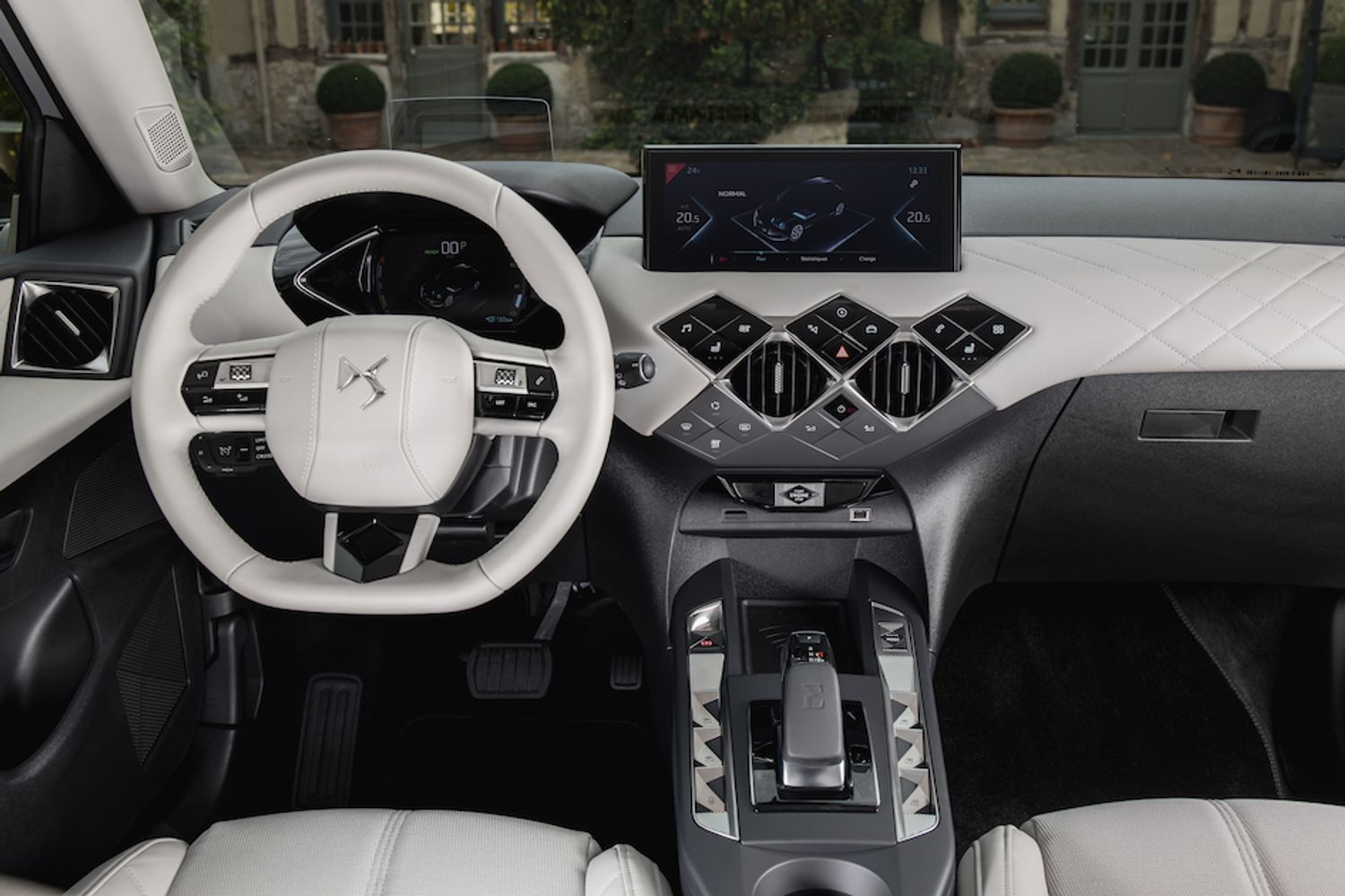 DS3 Crossback E tense interior dashboard and display